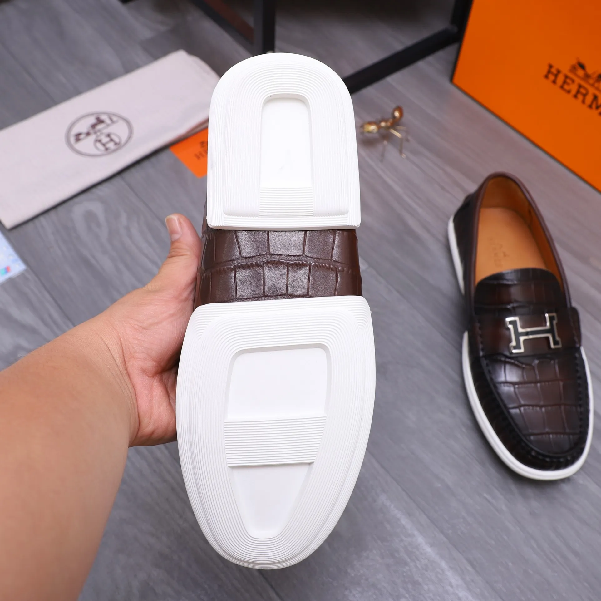 Men's shoes 💰500 Product trademark: HERMES "Hermes" casual slip-on leather shoes Regular size: 38-46 (45.46 custom-made, non-returnable) Product materials: Selected high-quality stone grain cowhide upper, cowhide lining, original outsole